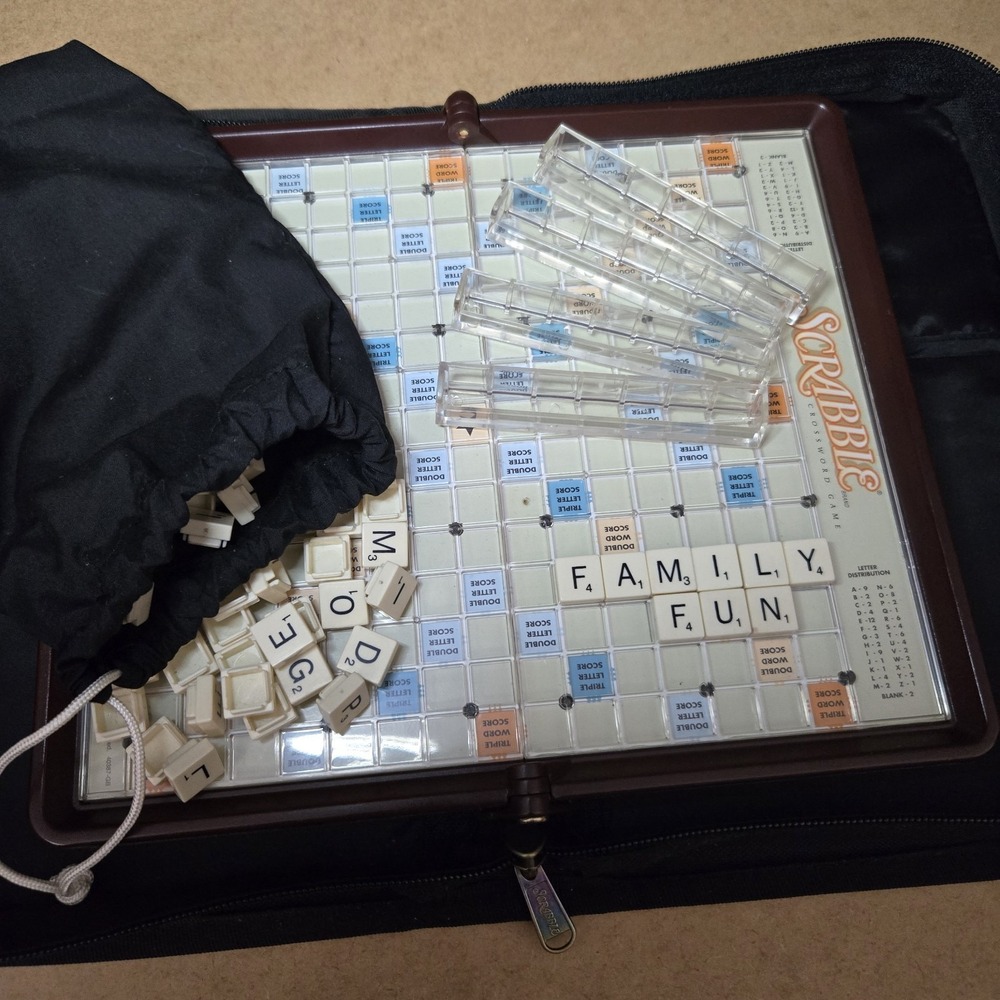 Vintage Scrabble Zippered Travel Case Word Game 2001 Hasbro. Complete.